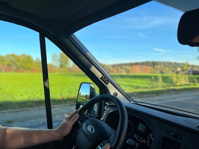 Rijden door groene velden