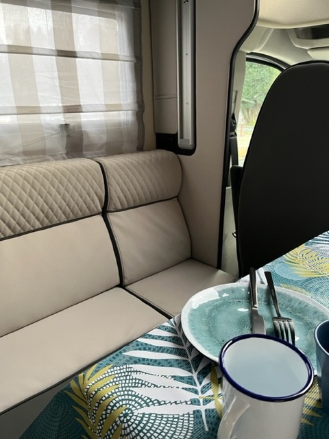 Zithoek en eettafel
